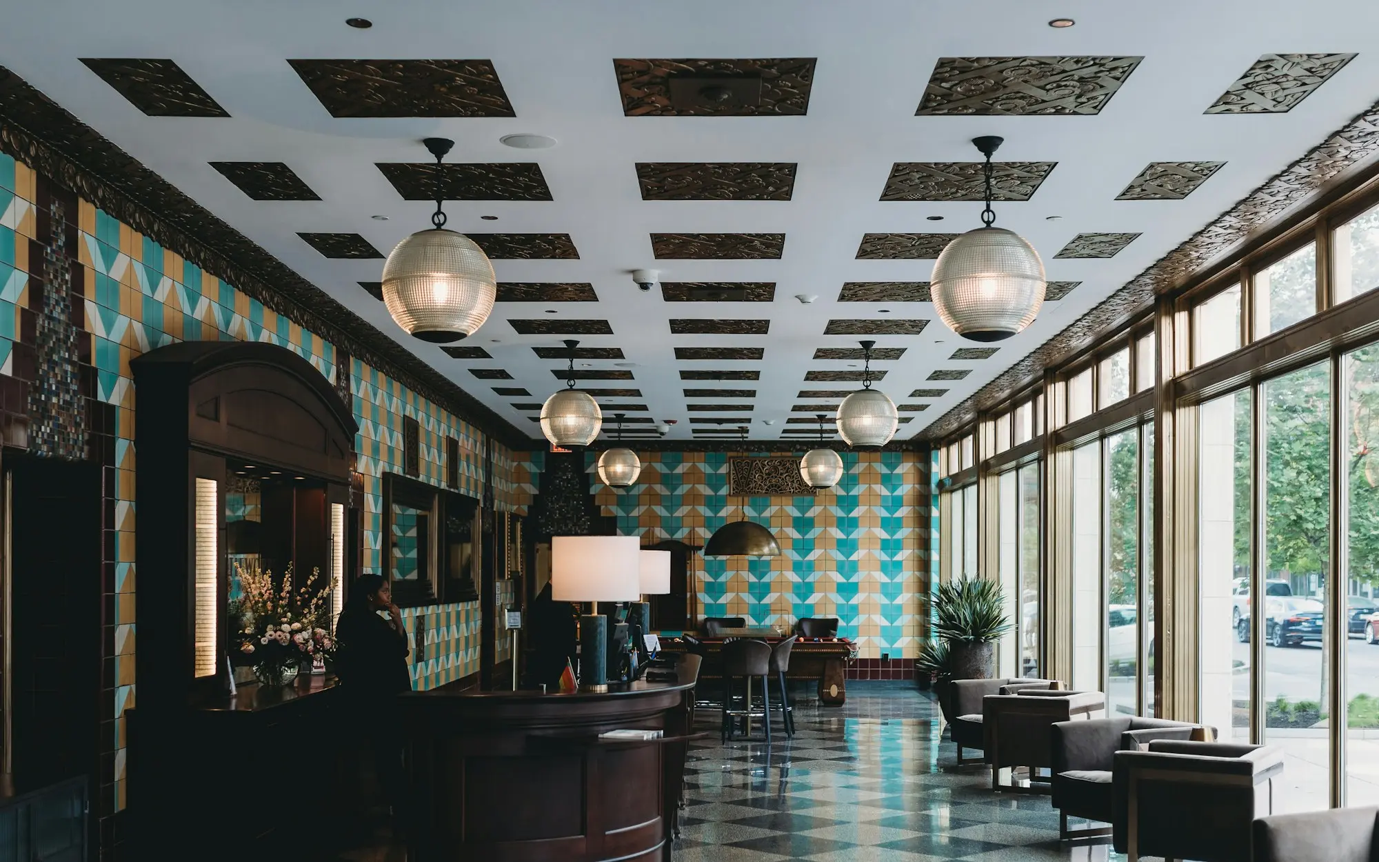 Le hall de l'hôtel d'Antoine, chaleureux, en fin d'après-midi.