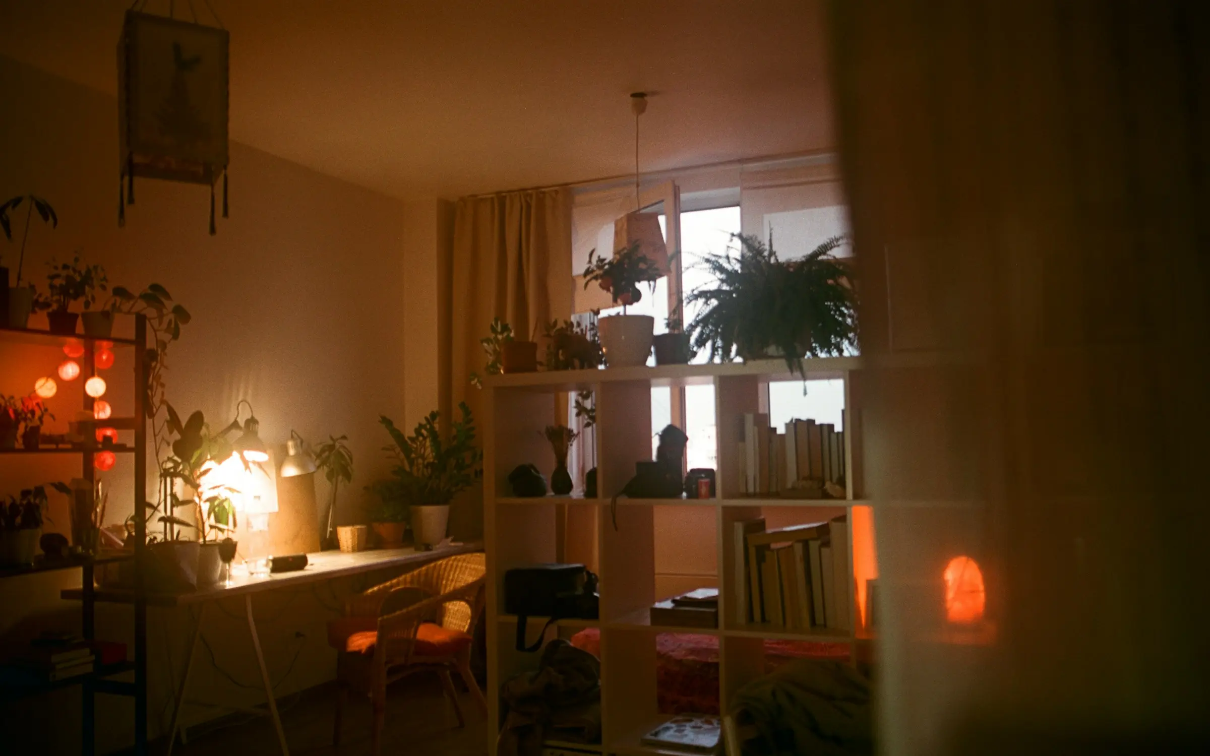 Un salon chaleureux, faiblement éclairé, à la tombée du soir.