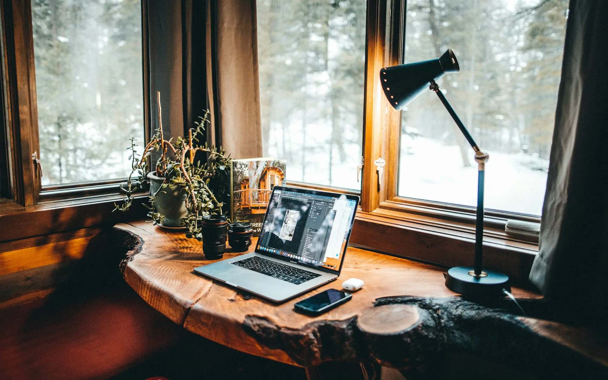 Le coin bureau de Camille, une lampe allumée en fin de journée.