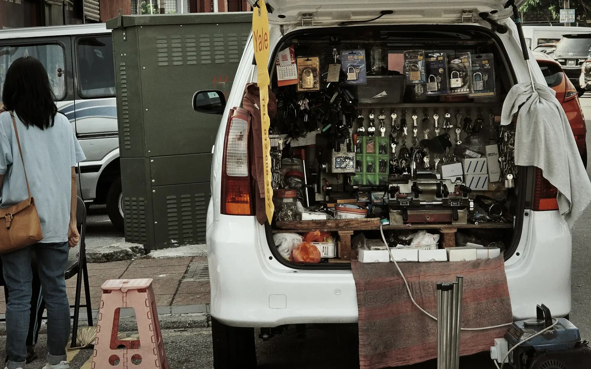 Le camion de Julien, chargé d'échelles, garé devant un chantier.
