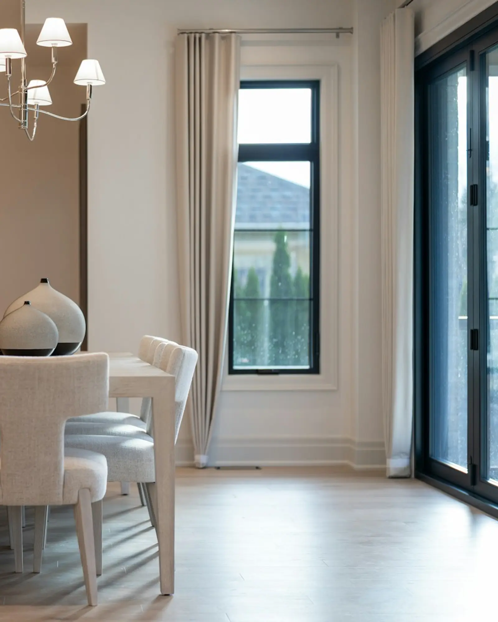 Marc devant une villa, dossier à la main, sous la lumière du sud.