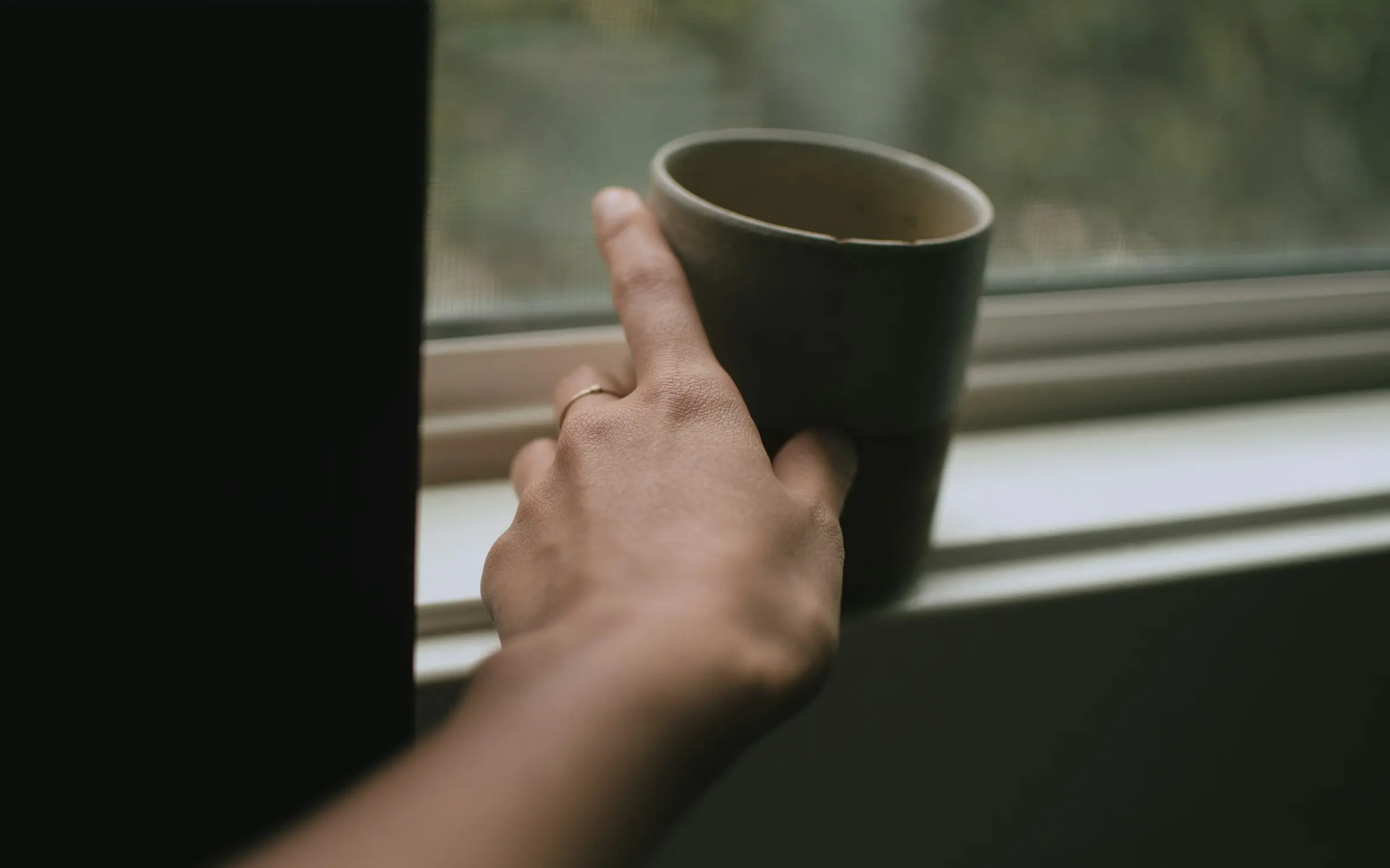 Sarah partage un café en terrasse, un matin de repos.
