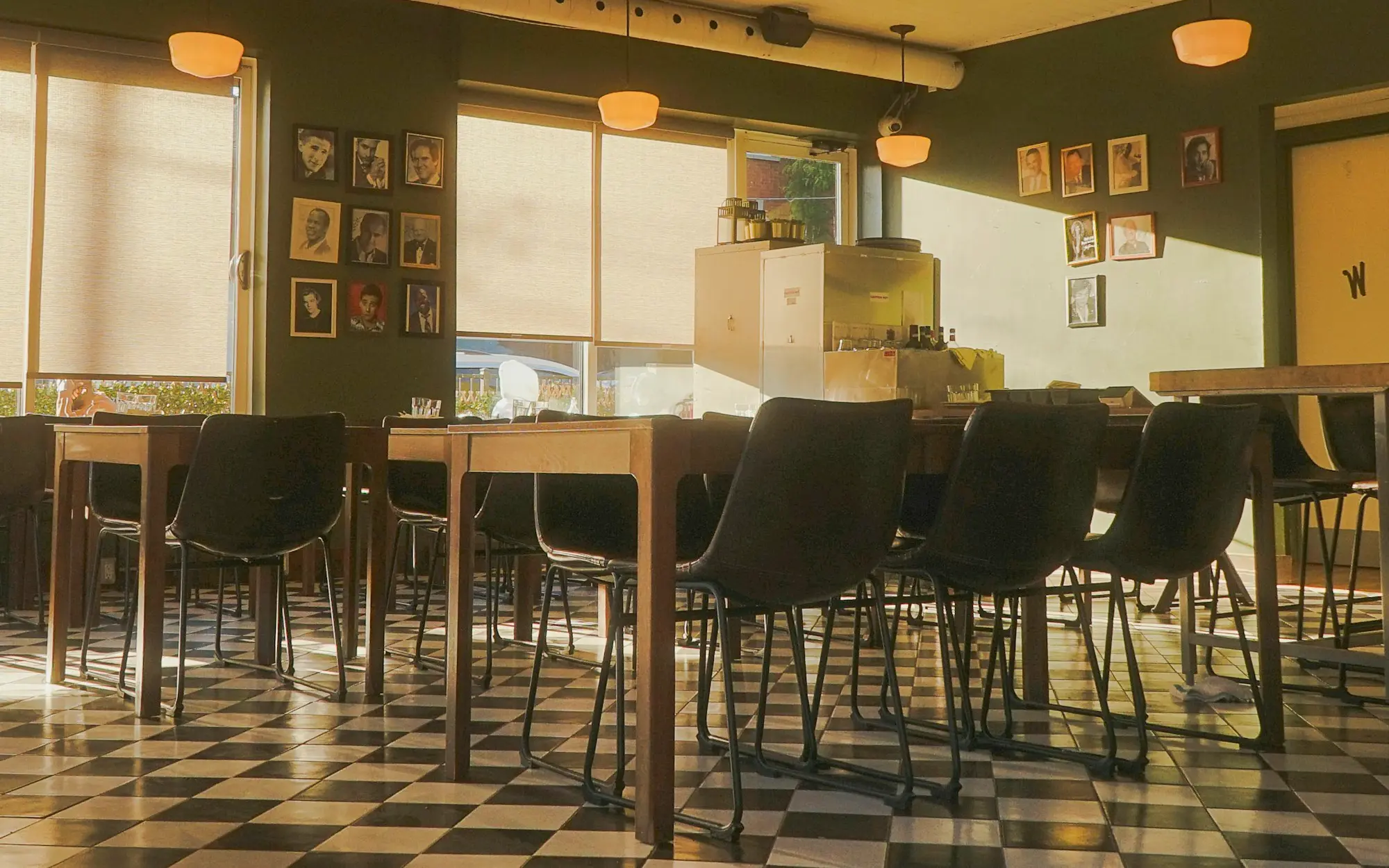 La salle du restaurant de Sarah, pleine, pendant le service du soir.