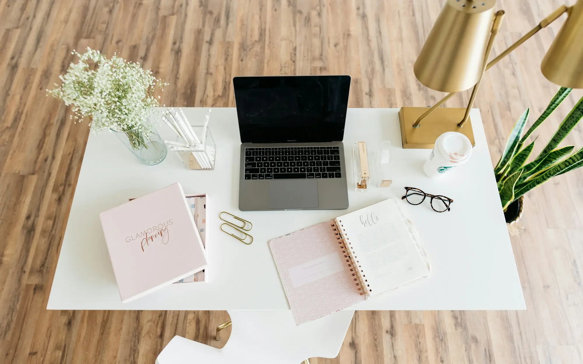 Le bureau de Sophie, dossiers ouverts, lumière de fin de journée.